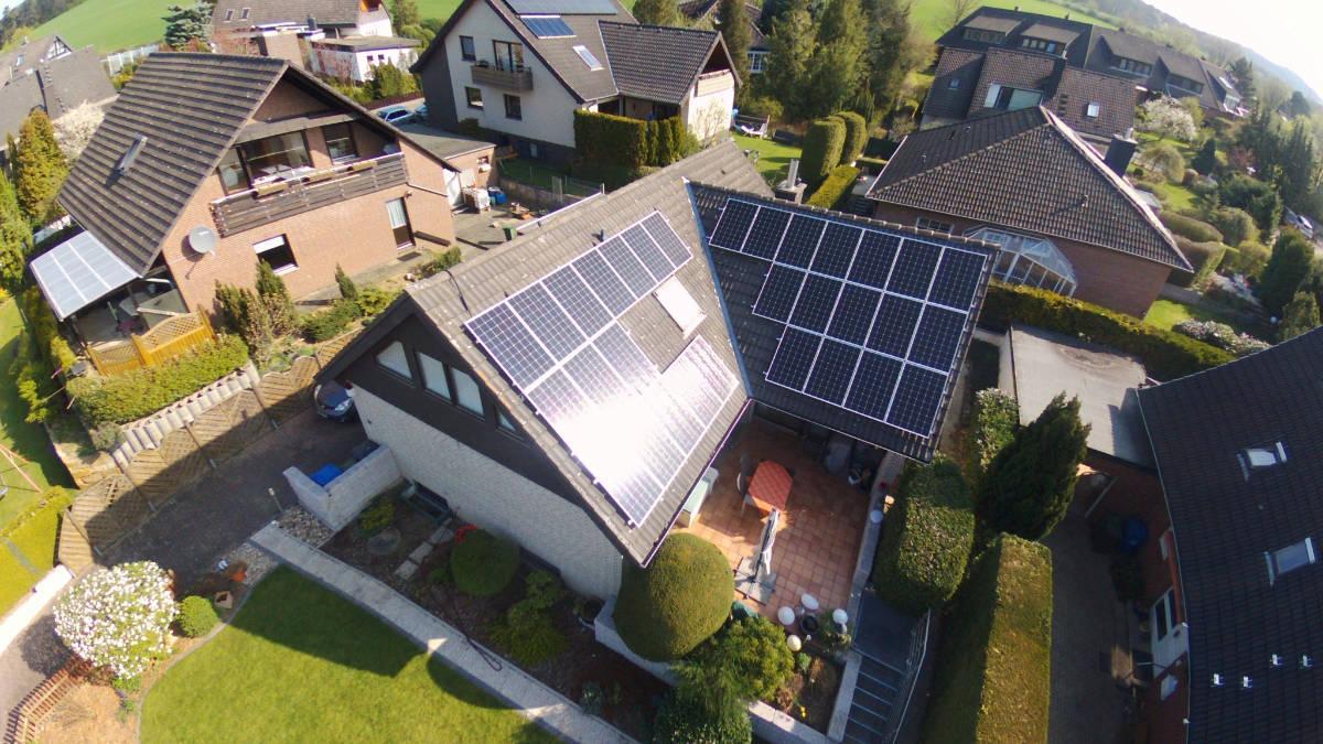 Photovoltaikanlage auf dem Dach eines Hauses