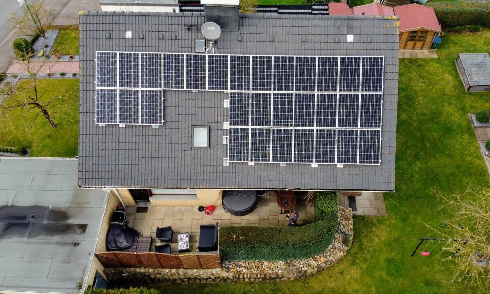 Photovoltaikanlage auf dem Dach eines Hauses, Beispiel Installation