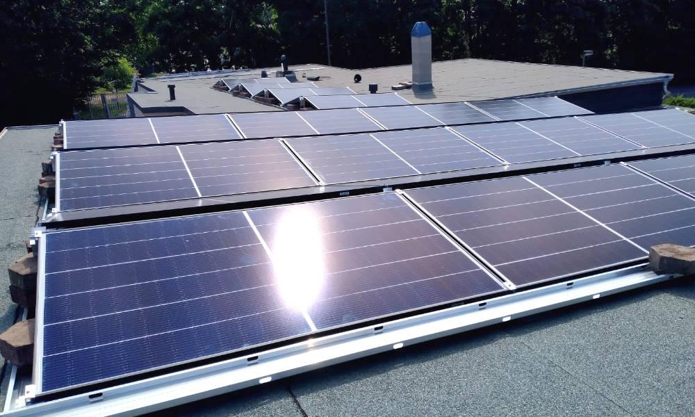 Photovoltaikanlage, Montage auf dem flachen Dach